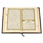 ⁦مصحف القرآن الكريم غلاف قطيفة أسود بنقوش ذهبية – مقاس 19×14 سم⁩ - الصورة ⁦2⁩