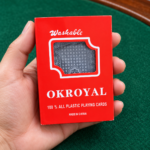 ⁦كوتشينة بلاستيك OKROYAL قابلة للغسل – ورق لعب بعلبة حمراء⁩ - الصورة ⁦4⁩
