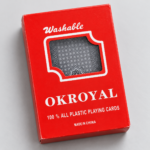 ⁦كوتشينة بلاستيك OKROYAL قابلة للغسل – ورق لعب بعلبة حمراء⁩ - الصورة ⁦3⁩